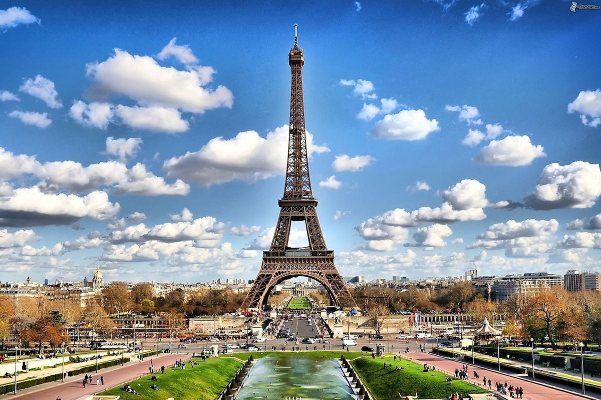 colombian-causes-a-stir-by-selling-corn-at-the-foot-of-the-eiffel-tower