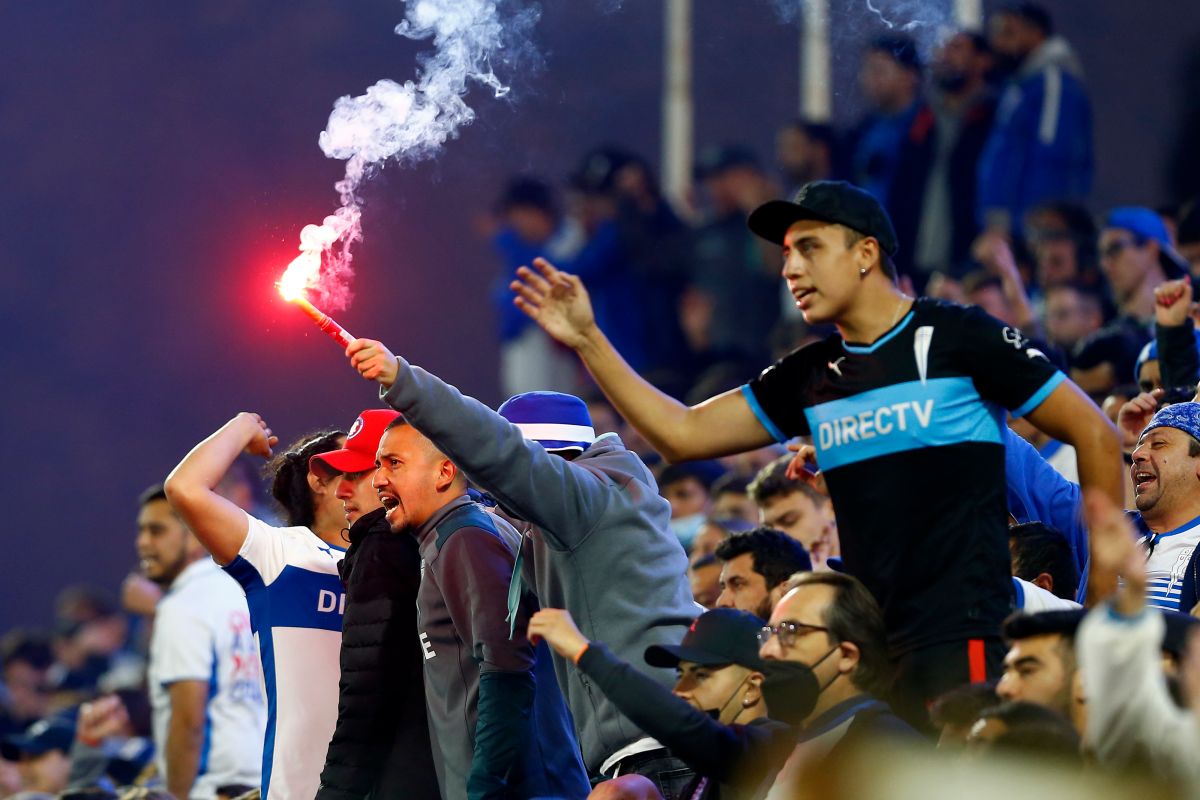 video:-goalkeeper-of-the-u-of-chile-was-injured-with-a-firecracker-in-the-match-against-universidad-catolica