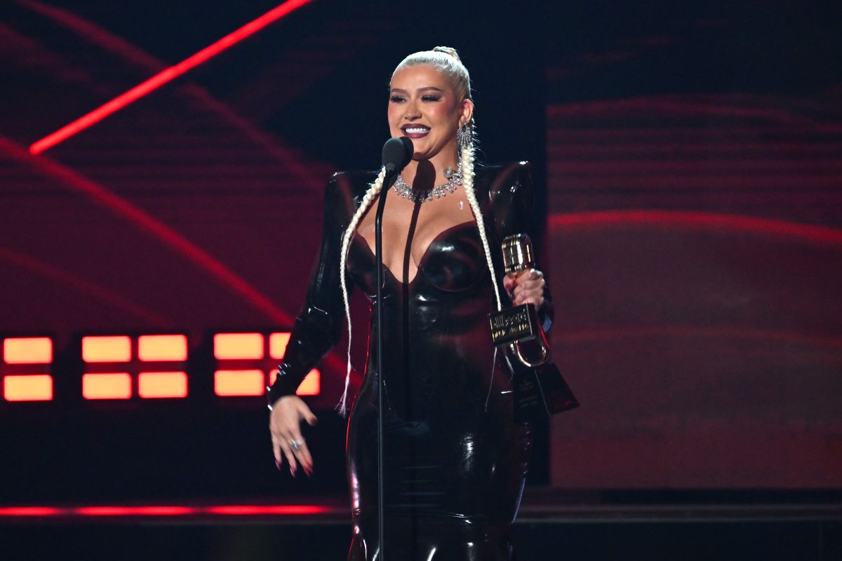 christina-aguilera-was-honored-at-the-billboard-latin-music-awards-and-criticized-for-not-speaking-spanish