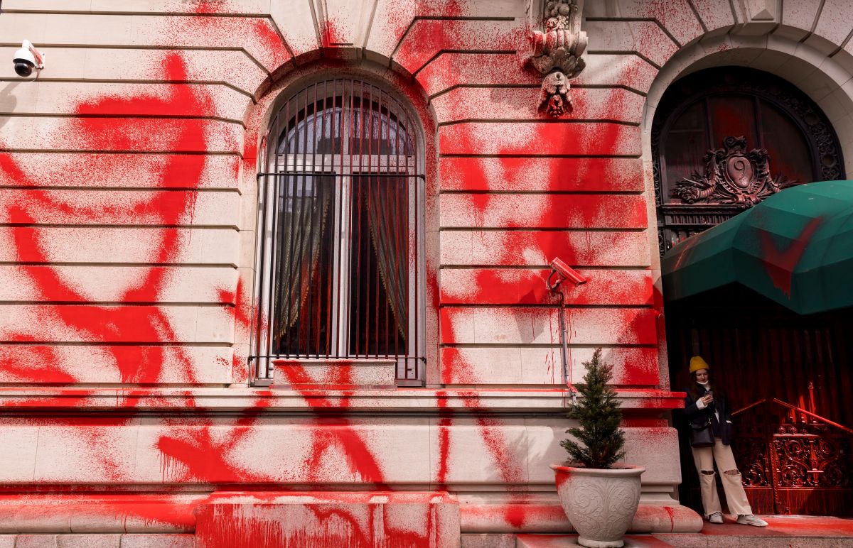 they-vandalized-the-russian-consulate-in-new-york-by-painting-it-“blood”-red;-apparent-protest-over-invasion-of-ukraine