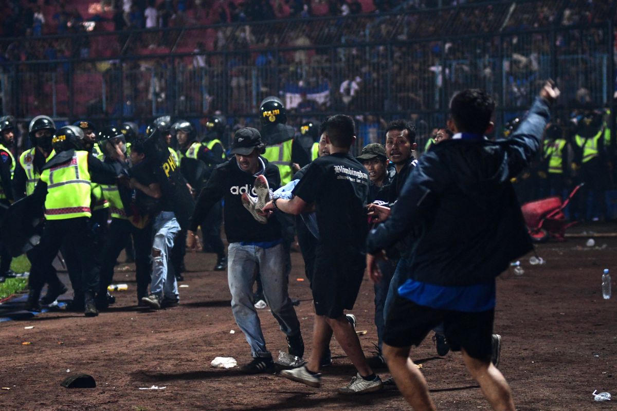 at-least-127-deaths-are-reported-in-indonesia-after-a-collective-fight-in-a-soccer-match-[videos]