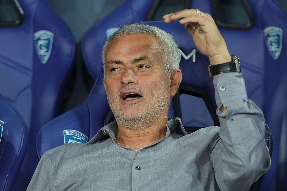 mourinho-being-mourinho:-the-portuguese-manager-was-suspended-and-managed-to-watch-his-roma-game-from-a-bus-[video]