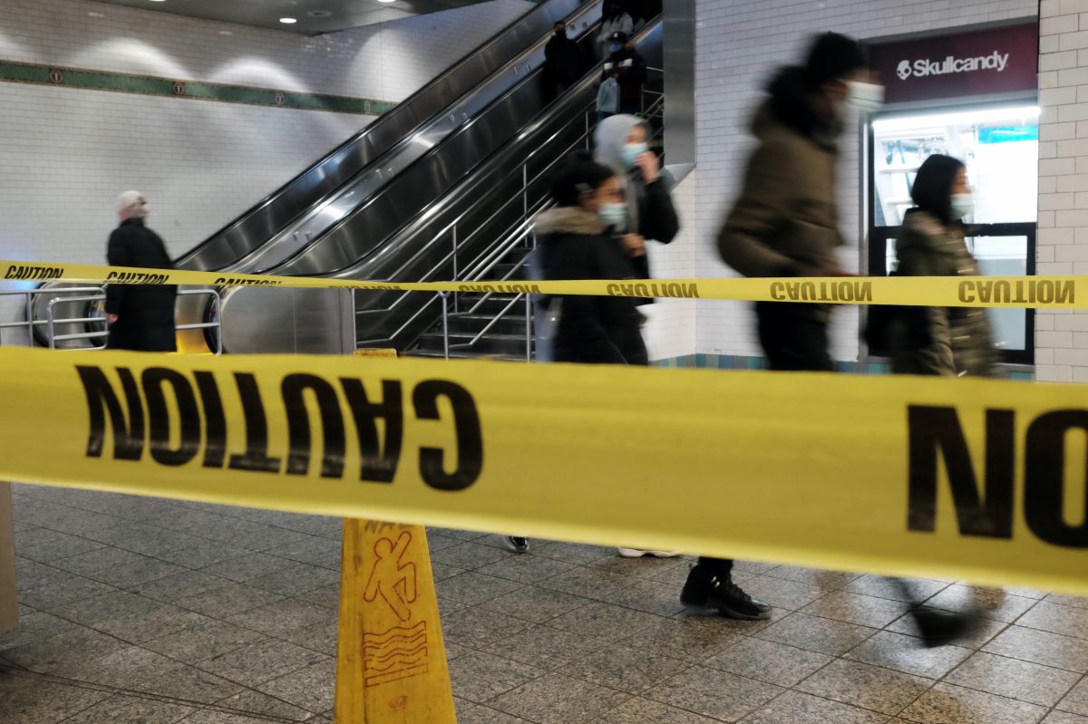 new-york-union-worker-fatally-stabbed-on-brooklyn-l-train-when-trying-to-avoid-confrontation-with-gunman