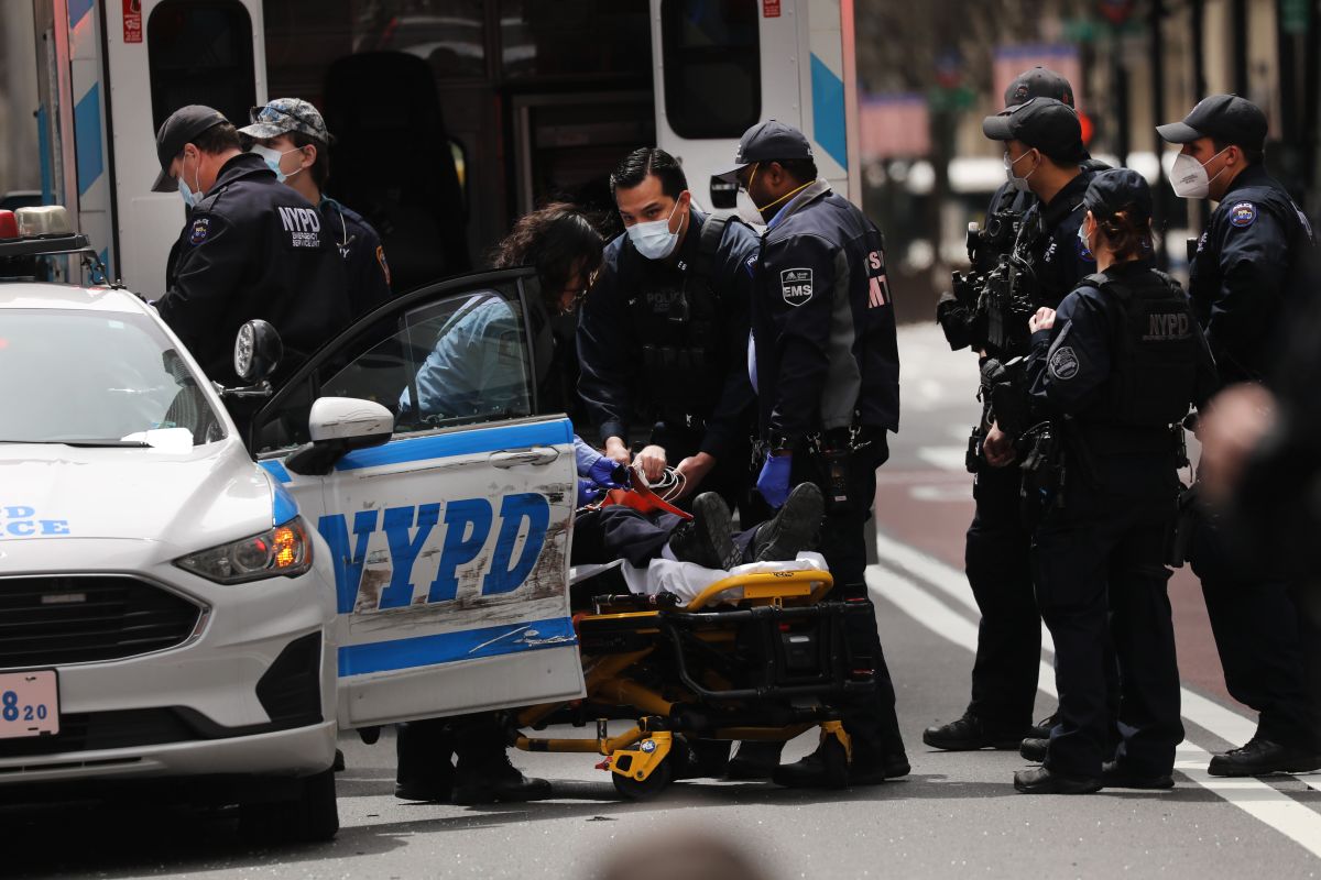 food-delivery-man-on-an-electric-bike-was-struck-by-a-vehicle-in-brooklyn,-sending-him-to-the-hospital