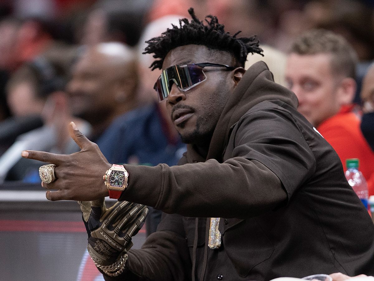 former-nfl-player-antonio-brown-criticized-for-allegedly-appearing-harassing-a-woman-in-a-dubai-hotel