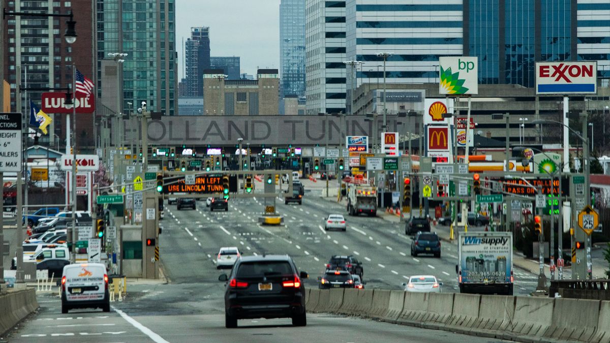 video:-car-burns-in-new-york-tunnel-and-causes-road-chaos