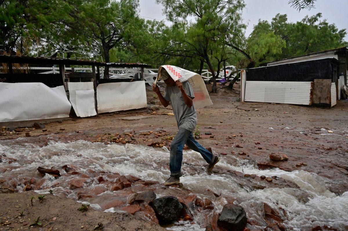 orlene-makes-landfall-in-mexico-as-a-category-1-hurricane