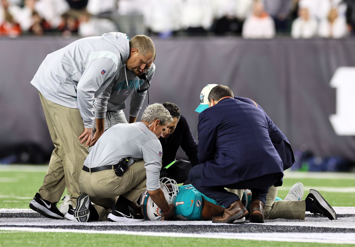 tua-tagovailoa-ruled-out-for-the-next-day-of-the-miami-dolphins-against-the-new-york-jets-in-the-nfl-due-to-his-brain-injury