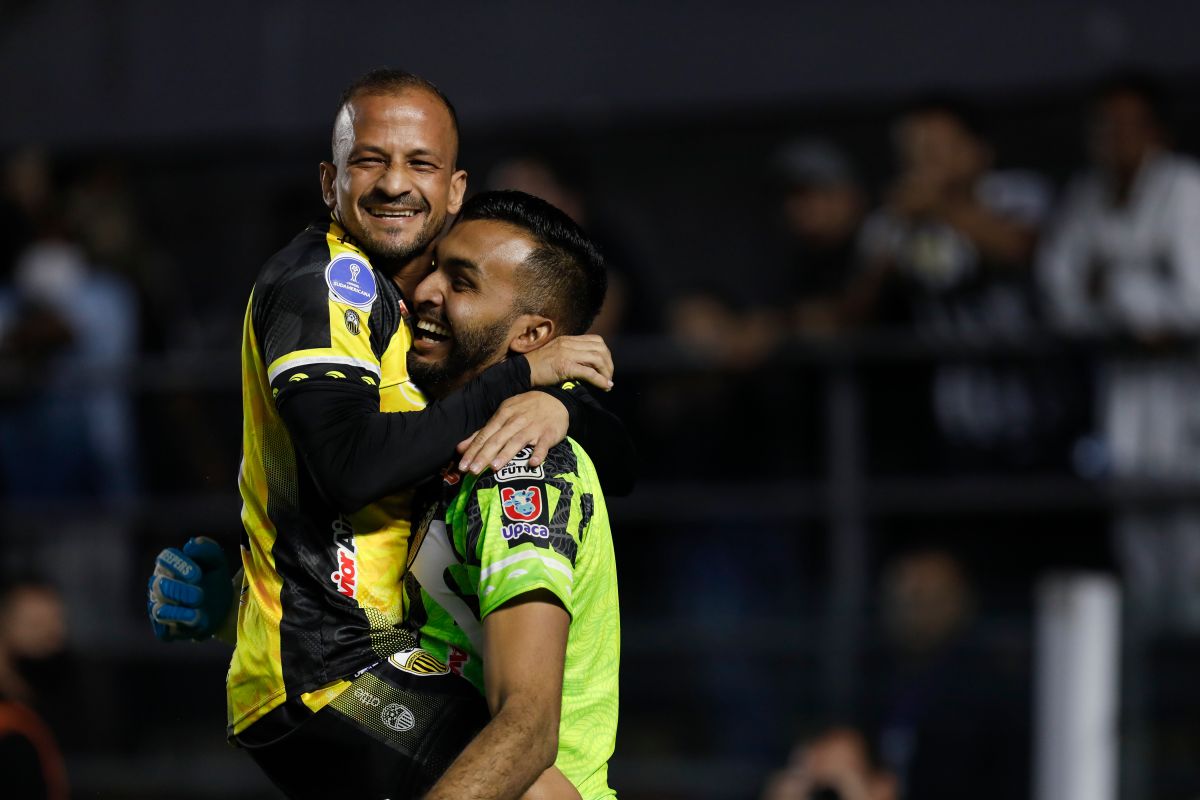 the-incredible-goal-from-goal-to-goal-made-by-the-goalkeeper-of-deportivo-tachira-in-the-first-division-of-venezuela-+-video