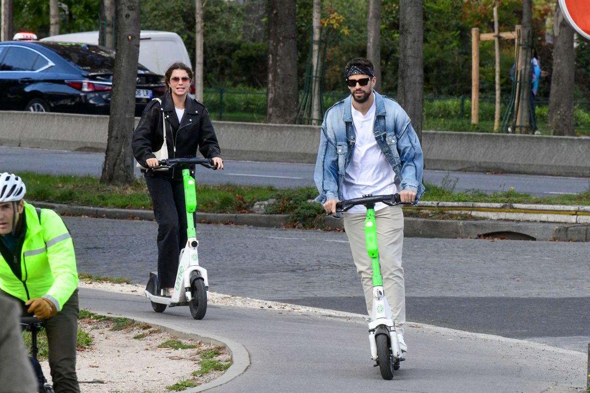 gerard-pique-and-his-girlfriend-clara-chia-marti-enjoy-their-love-in-paris