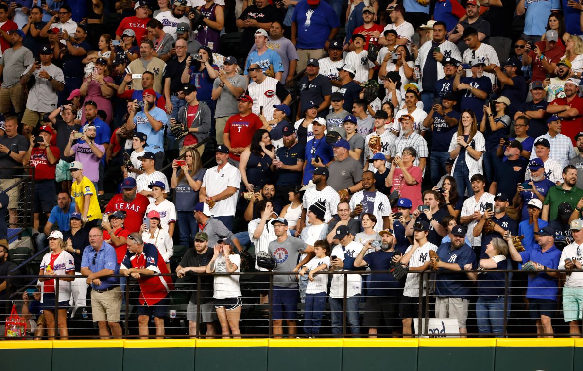 fanatic-jumped-out-of-the-stands-to-catch-the-ball-valued-at-more-than-two-million-dollars-shot-by-aaron-judge-for-his-62nd-home-run-[video]