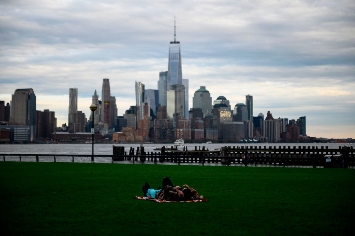 they-catch-a-couple-having-sex-in-a-new-york-outdoor-dining-room