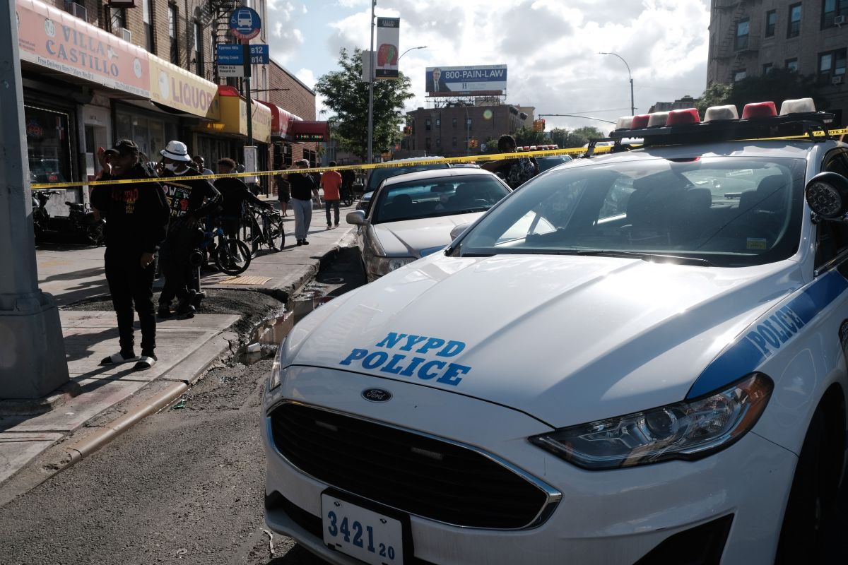 video:-hooded-suspect-fatally-shoots-victim,-injures-another-in-manhattan-public-housing