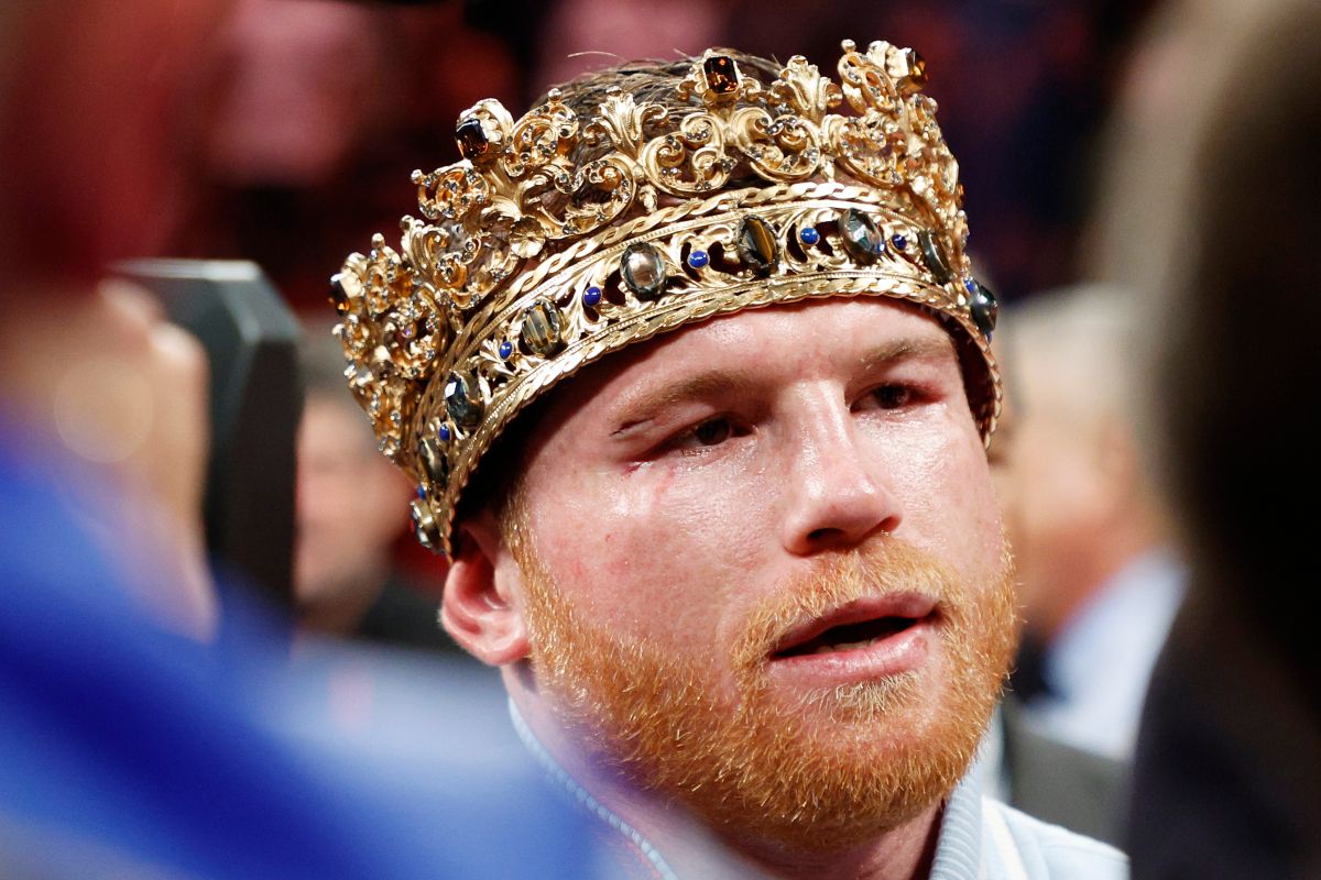 canelo-alvarez-was-seen-for-the-first-time-after-having-surgery-on-his-left-hand