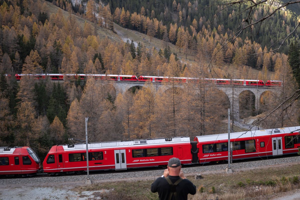 video:-switzerland-claims-record-for-world's-longest-passenger-train