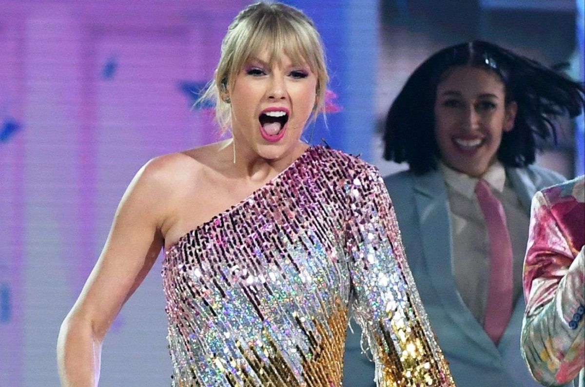 taylor-swift-is-the-first-artist-to-completely-occupy-the-top-10-of-the-billboard-hot-100