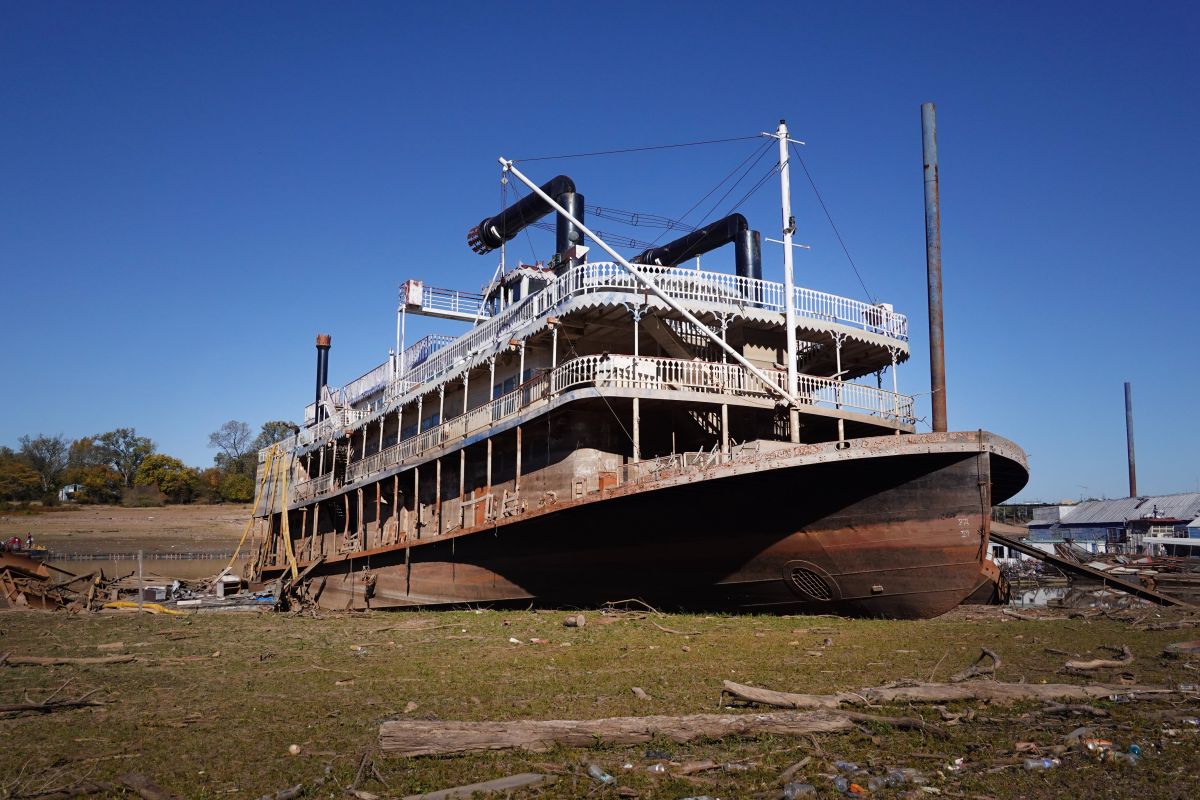 video:-ship-that-capsized-on-the-mississippi-river-in-2021-is-exposed-by-severe-drought