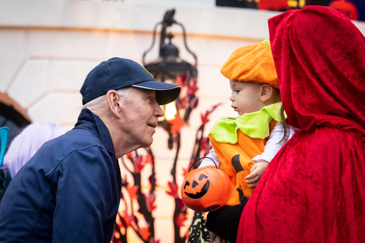 biden-and-the-first-lady-received-dozens-of-children-at-the-white-house-for-halloween