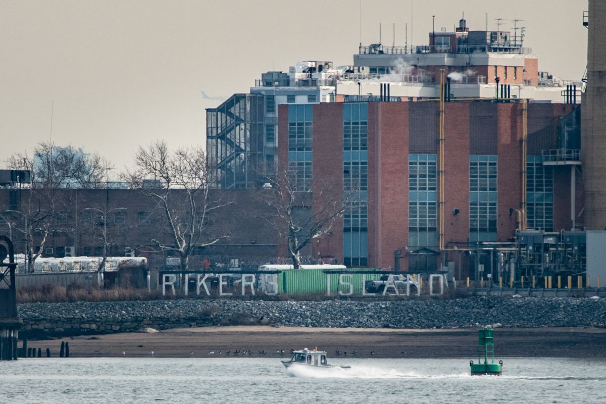 prison-officer-was-stabbed-15-times-by-alleged-bronx-inmate-inside-rikers-island