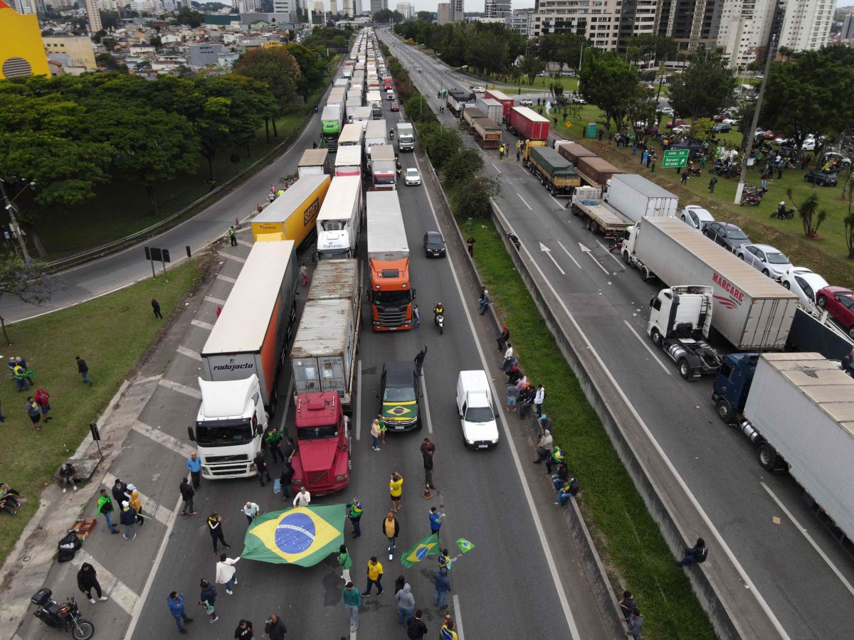 bolsonaro-supporters-block-brazil's-highways-for-second-day,-refusing-to-accept-electoral-defeat