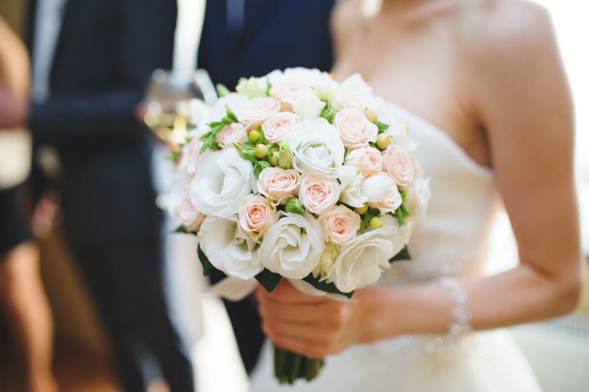 guests-at-a-wedding-end-up-beaten-in-a-fight-over-the-bridal-bouquet