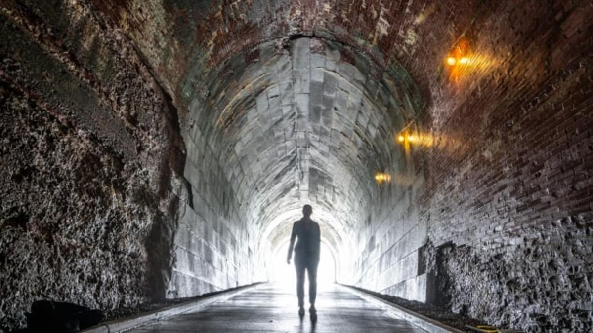 old-tunnel-under-niagara-falls-reopens:-great-tourist-novelty-between-canada-and-new-york