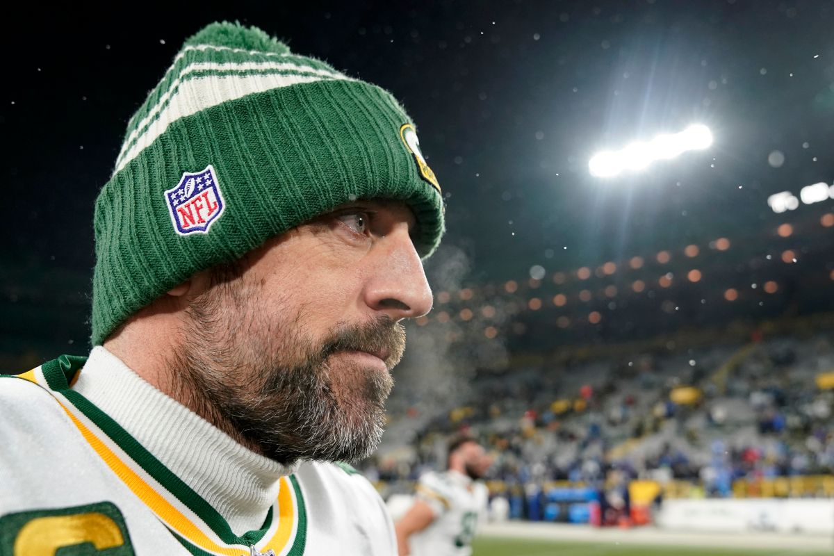 aaron-rodgers-revealed-that-he-has-been-playing-for-about-a-month-with-a-broken-throwing-thumb