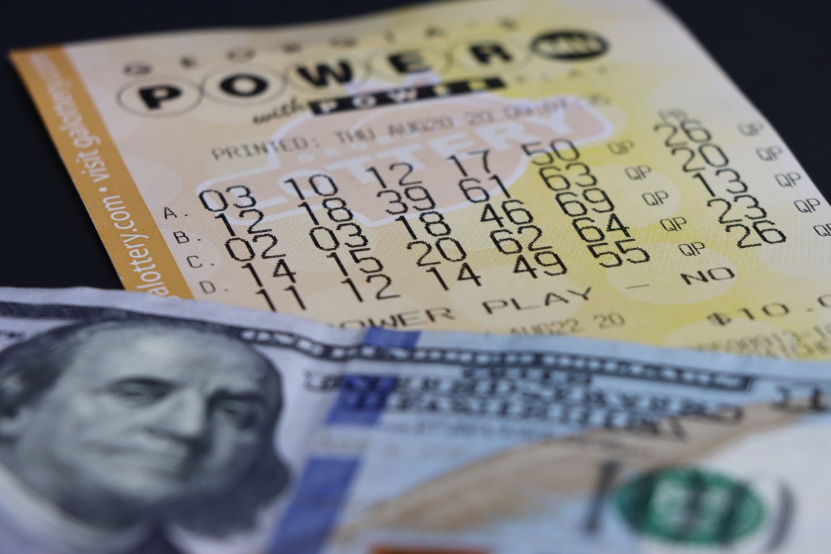 michigan-man-plays-powerball-for-the-first-time-and-wins-$150,000