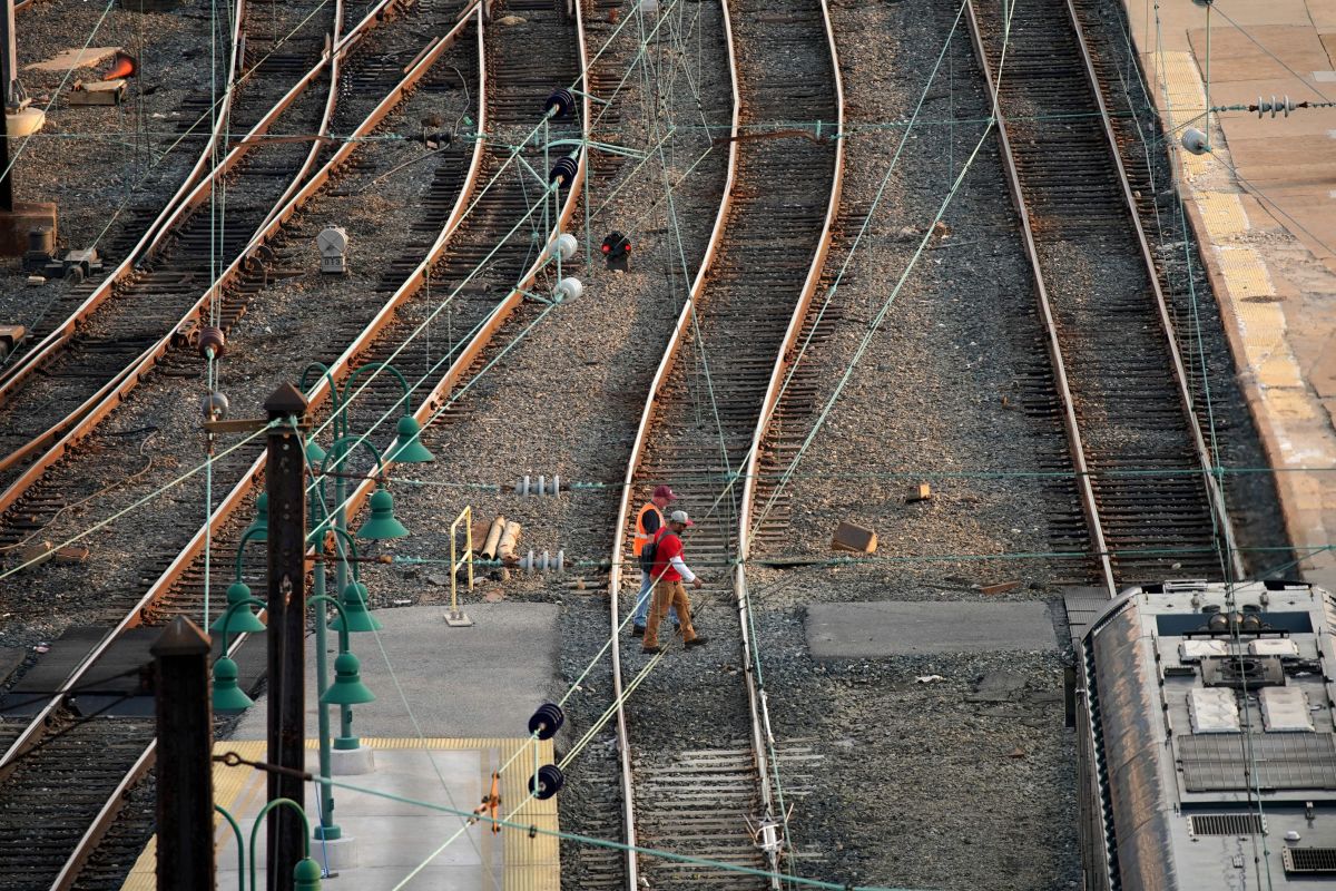 business-groups-anticipate-product-shortages-and-price-increases-in-the-us-due-to-the-threat-of-a-general-strike-in-the-railway-industry-due-to-a-blockade-with-unions