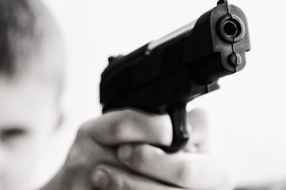 7-year-old-boy-posing-with-two-weapons:-photo-exposed-his-father's-armory-in-new-york