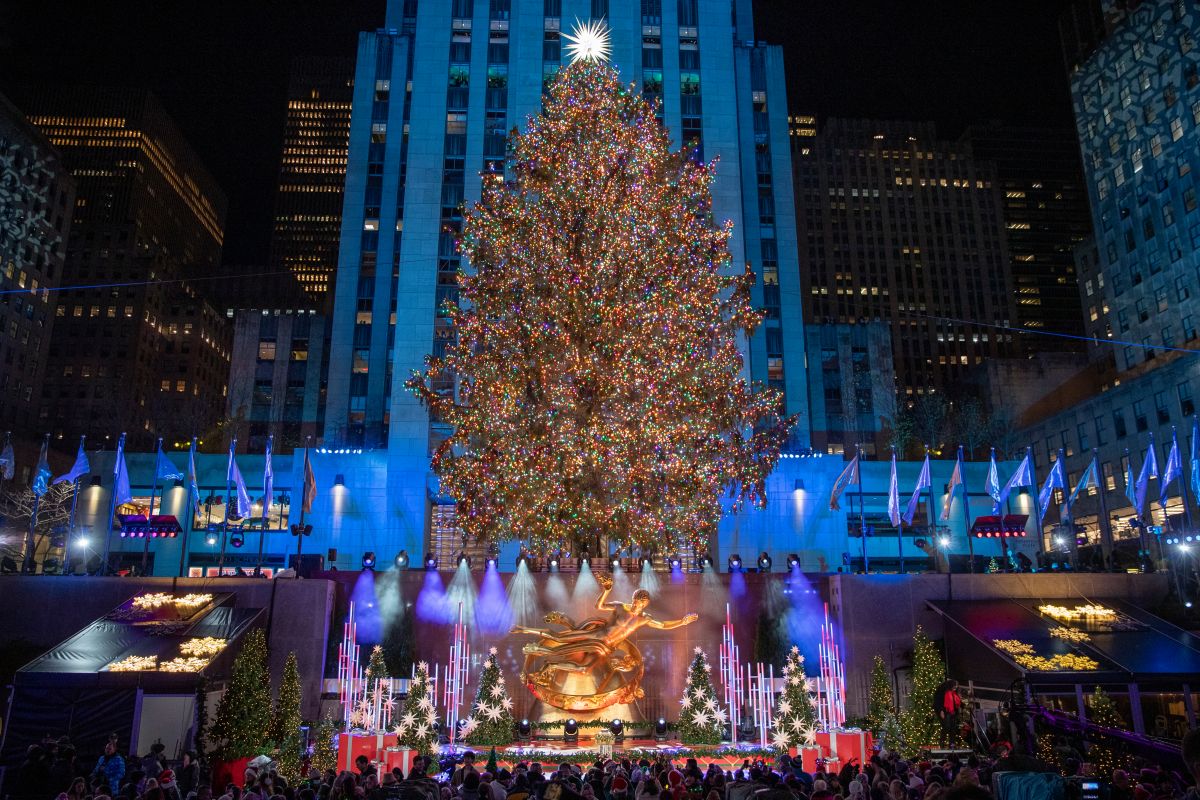 this-was-the-lighting-of-the-famous-christmas-tree-at-rockefeller-center-in-new-york:-videos