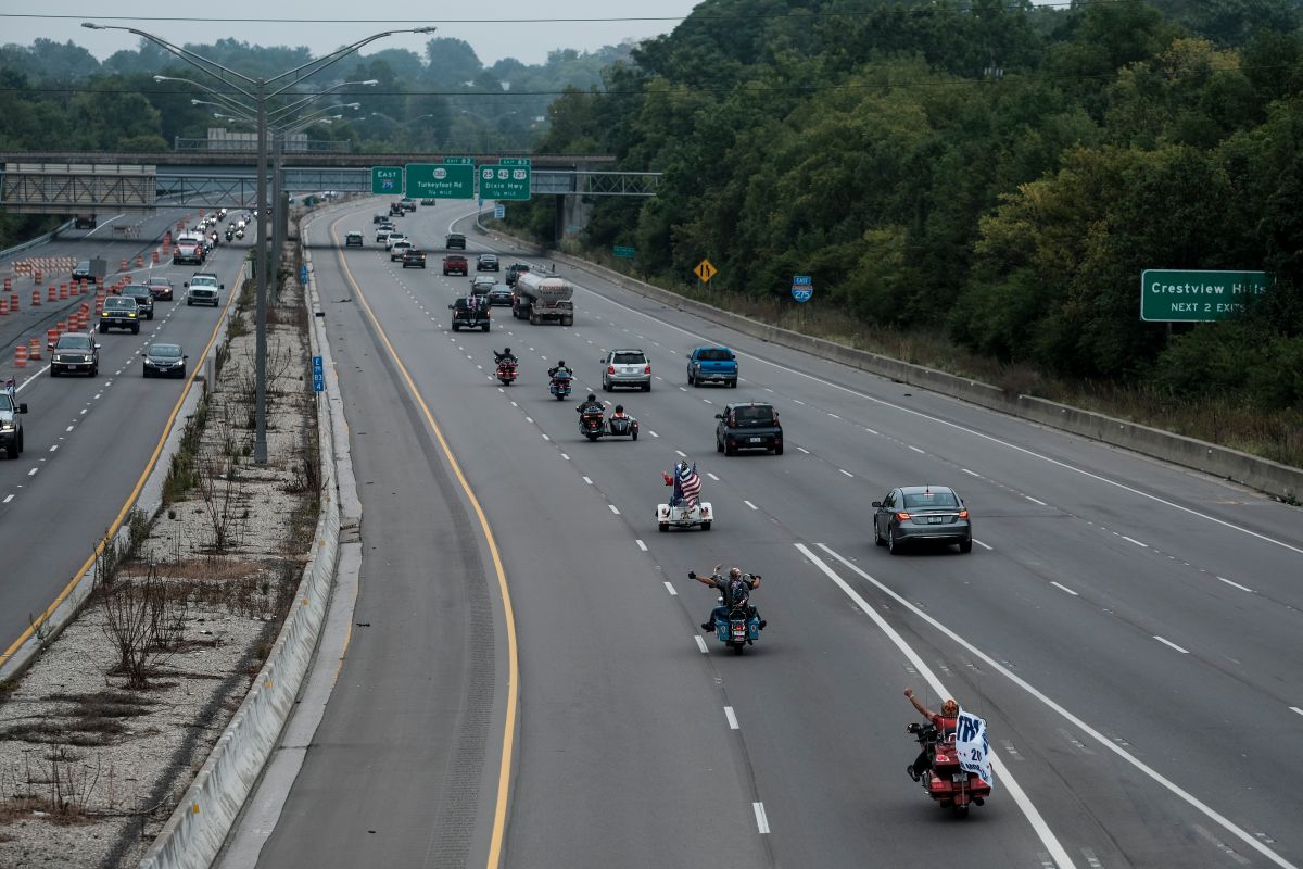 road-chaos-due-to-drivers-who-got-out-of-their-cars-on-the-highway-in-ohio-to-collect-money-that-was-flying-everywhere