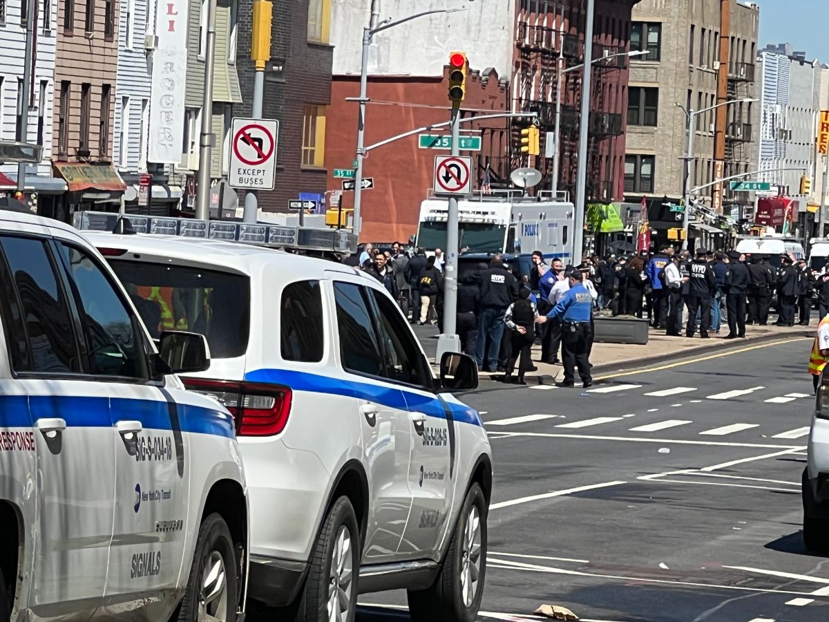 horror:-they-find-a-man-with-a-dagger-stuck-in-his-chest-on-a-new-york-street