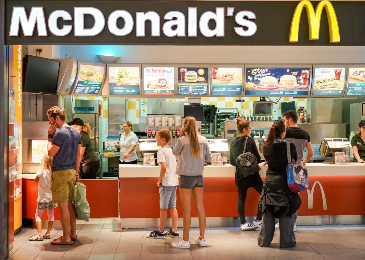 mcdonald's-employee-“loses”-her-hair-after-starring-in-a-strong-fight-with-a-co-worker