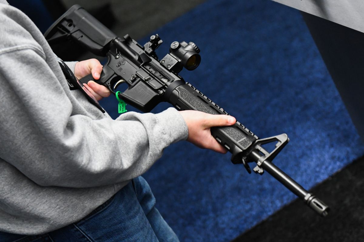 police-officers-in-maryland-surprise-a-15-year-old-boy-while-he-was-sleeping-with-an-ar-15-assault-rifle