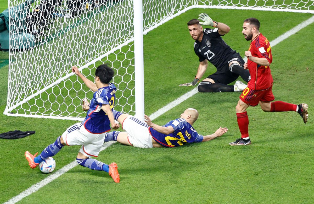 the-controversy-of-the-world-cup:-they-assure-that-the-ball-left-the-field-in-the-previous-play-of-japan's-second-goal-against-spain,-but-the-var-validated-it