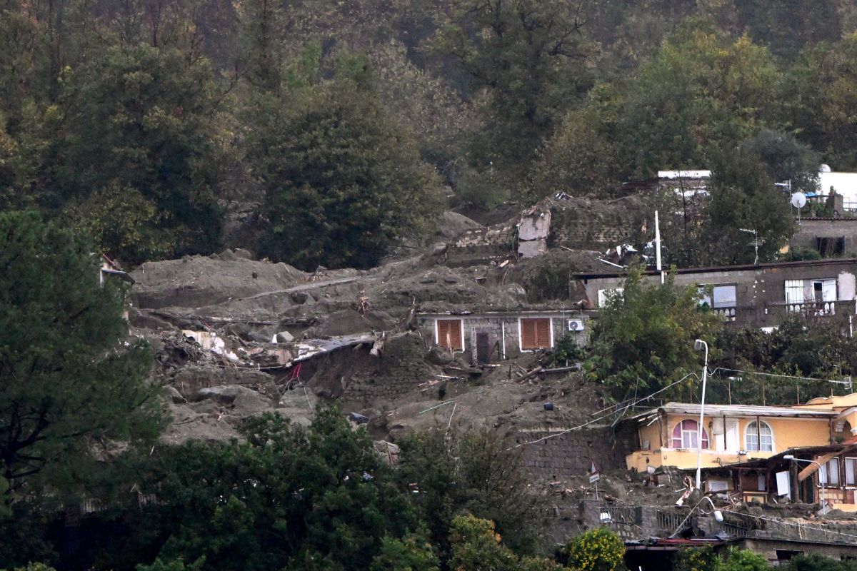 two-dead-and-dozens-missing-after-landslide-on-highway-in-brazil