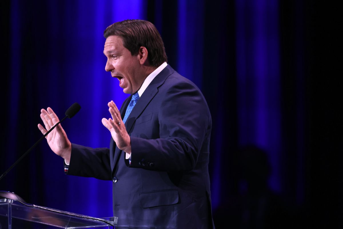 federal-lawsuit-against-desantis-in-florida-for-sending-migrants-to-martha's-vineyard-island-in-massachusetts-under-alleged-deception