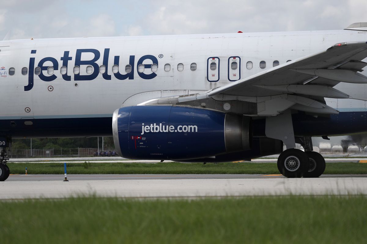 jetblue-passenger-threatens-another-traveler-on-a-flight-from-nyc-to-utah-with-a-razor:-“she's-going-to-be-fine”