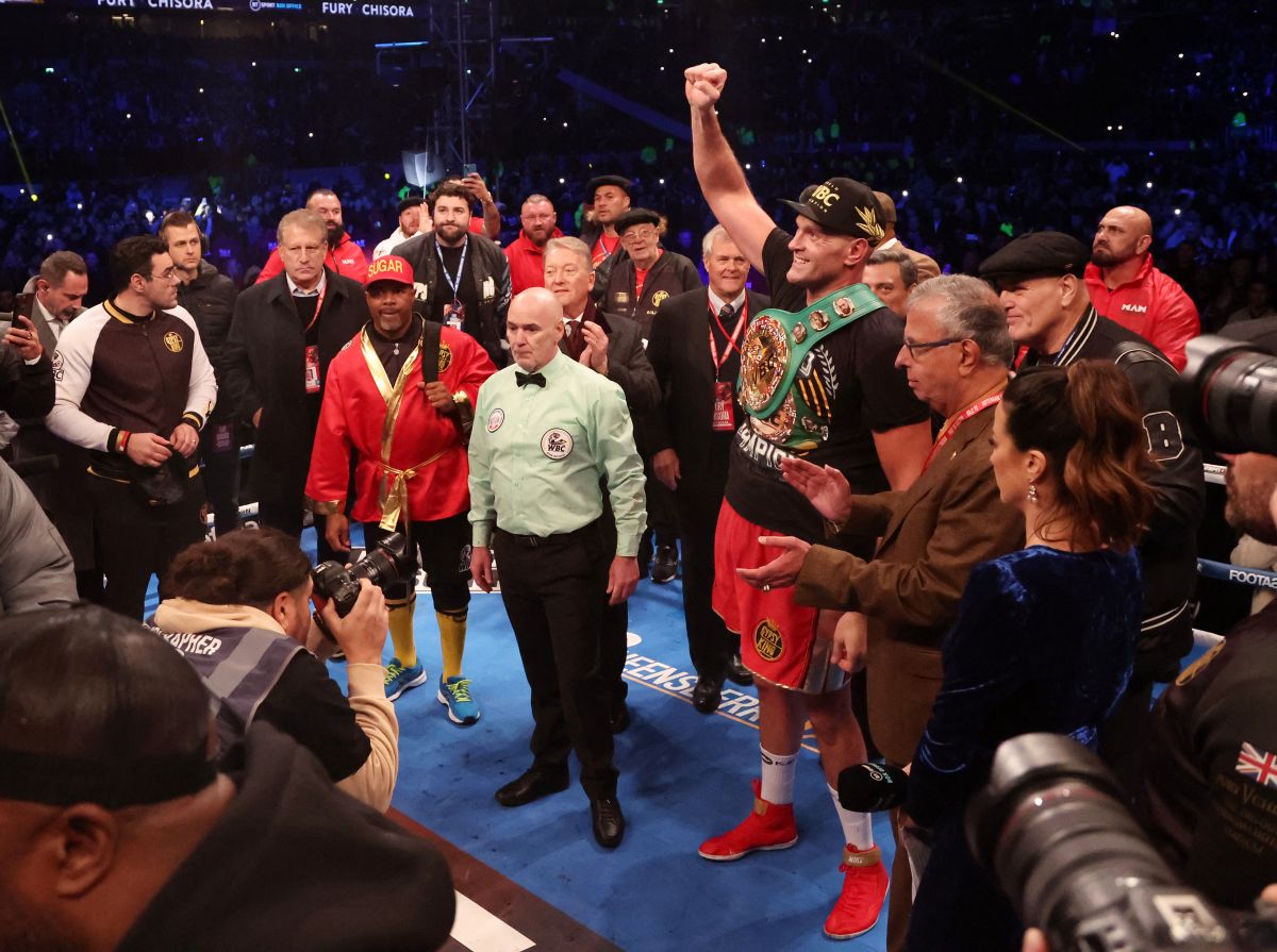 continues-undefeated:-tyson-fury-confirms-his-heavyweight-reign-by-defeating-derek-chisora-​​by-ko-[video]