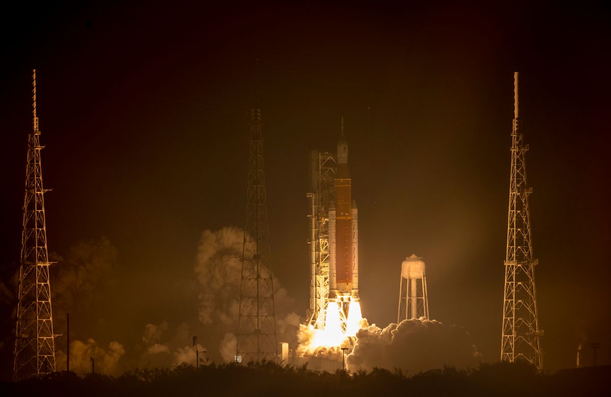 artemis-i's-orion-spacecraft-passes-close-to-the-moon-on-its-return-to-earth