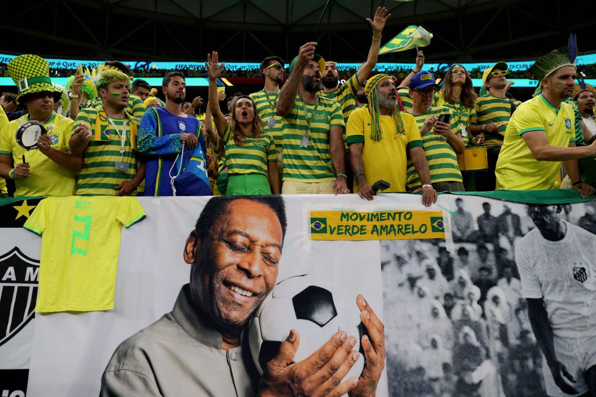 fans-from-all-over-the-world-in-qatar-show-solidarity-with-pele-and-his-critical-state-of-health-[video]