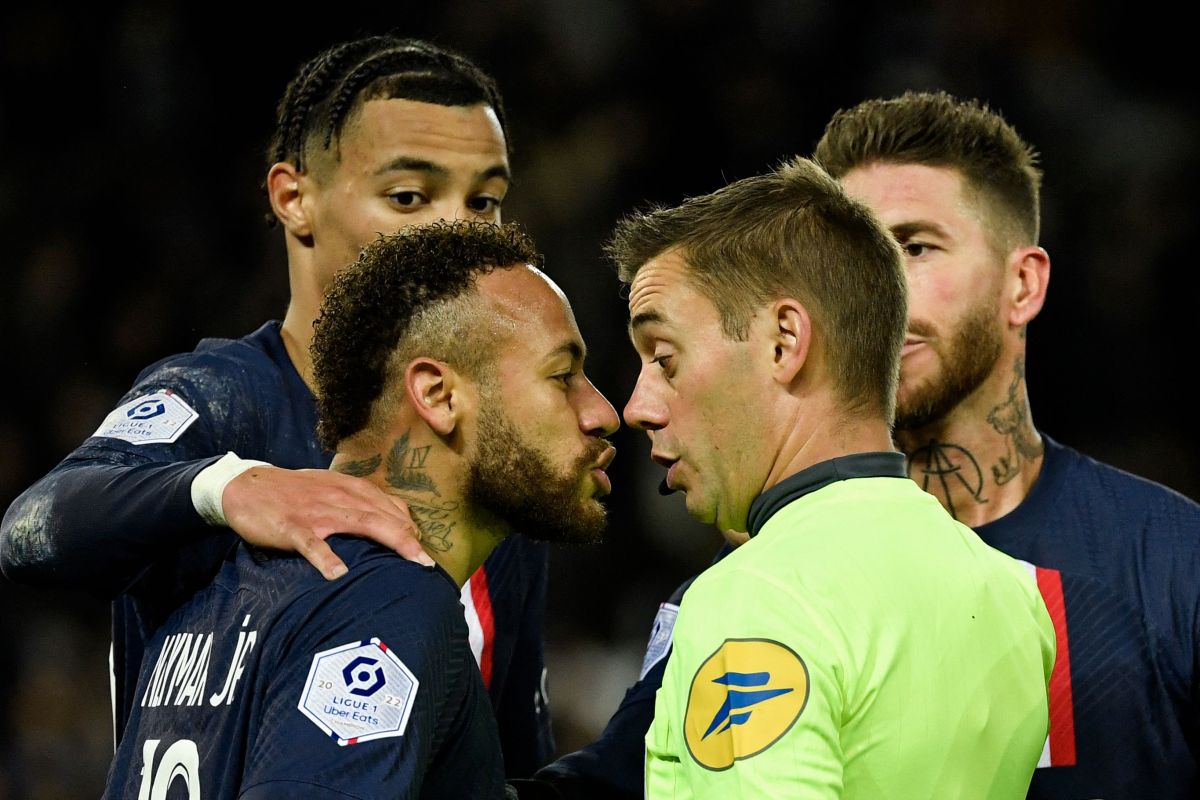 neymar-was-sent-off-with-psg-after-receiving-two-yellow-cards-in-less-than-two-minutes-[video]