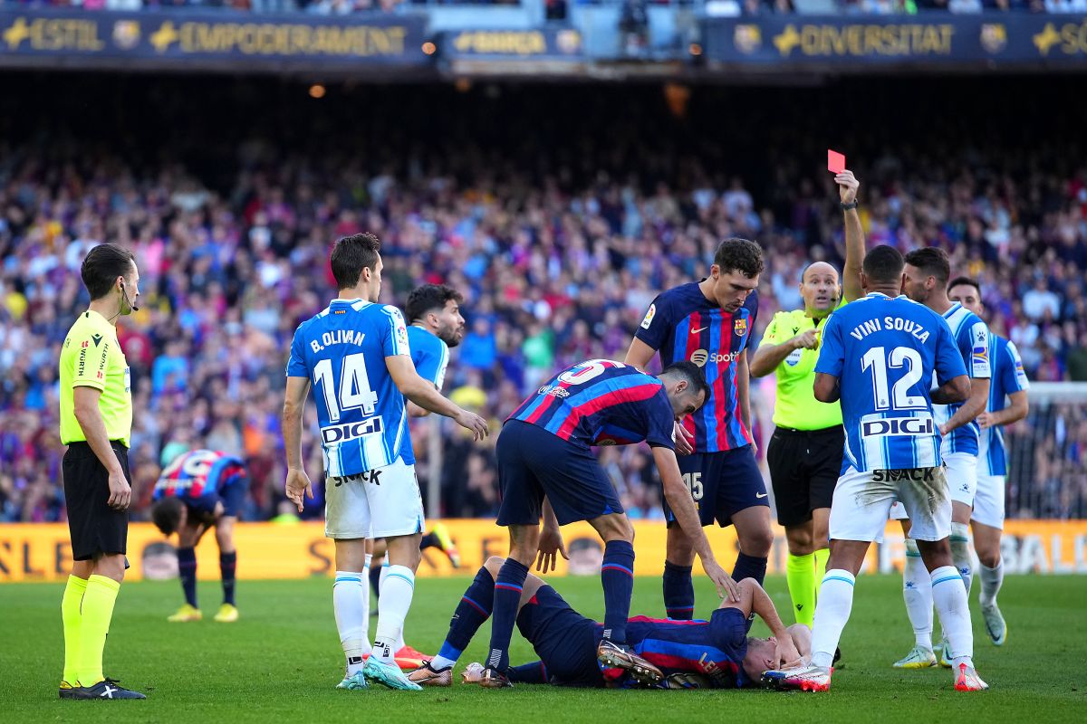 after-showing-18-cards-in-argentina-vs-netherlands-of-the-qatar-2022-world-cup-now-mateu-lahoz-took-17-in-fc-barcelona-vs.-spanish