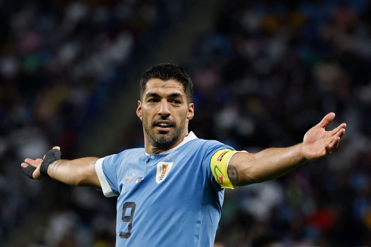 official!-gremio-de-porto-alegre-announces-the-signing-of-luis-suarez