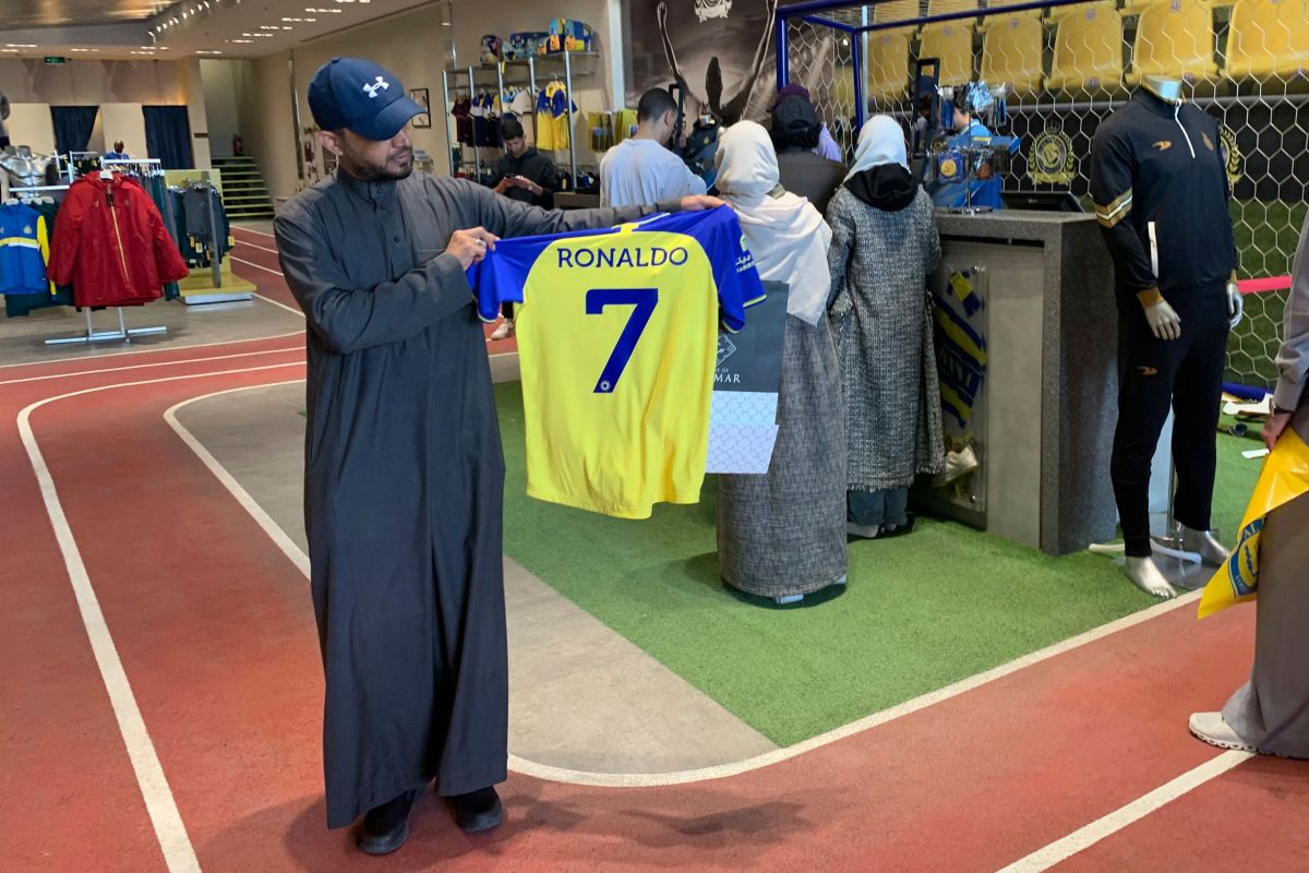 arab-madness:-al-nassr-collapsed-in-sales-of-cristiano-ronaldo-shirts