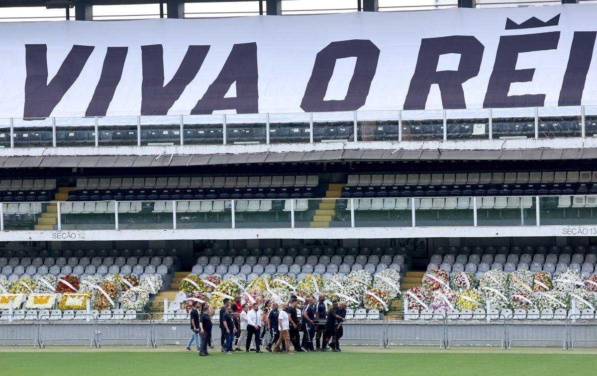 pele's-body-arrives-at-the-vila-belmiro-stadium-carried-by-his-son-edinho-and-former-soccer-player-ze-roberto