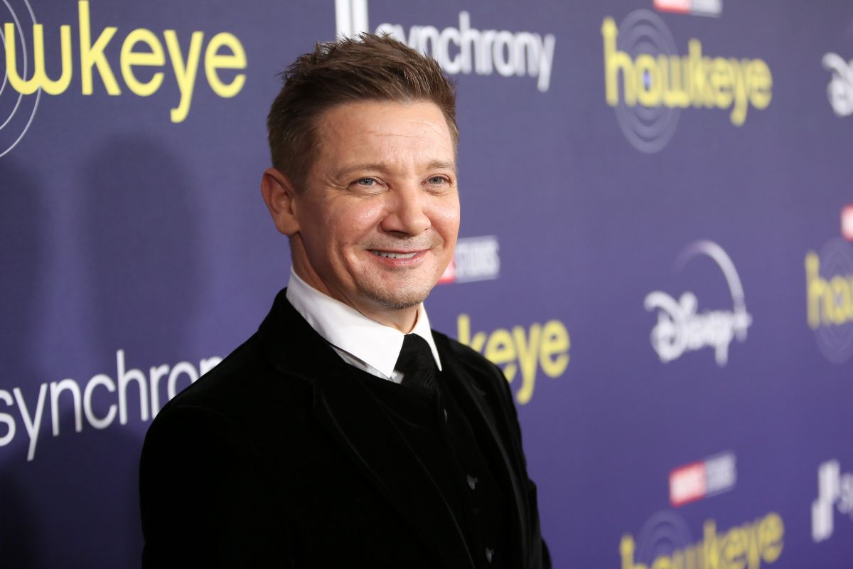 jeremy-renner-shares-a-photo-from-the-hospital-to-thank-the-support-after-his-accident