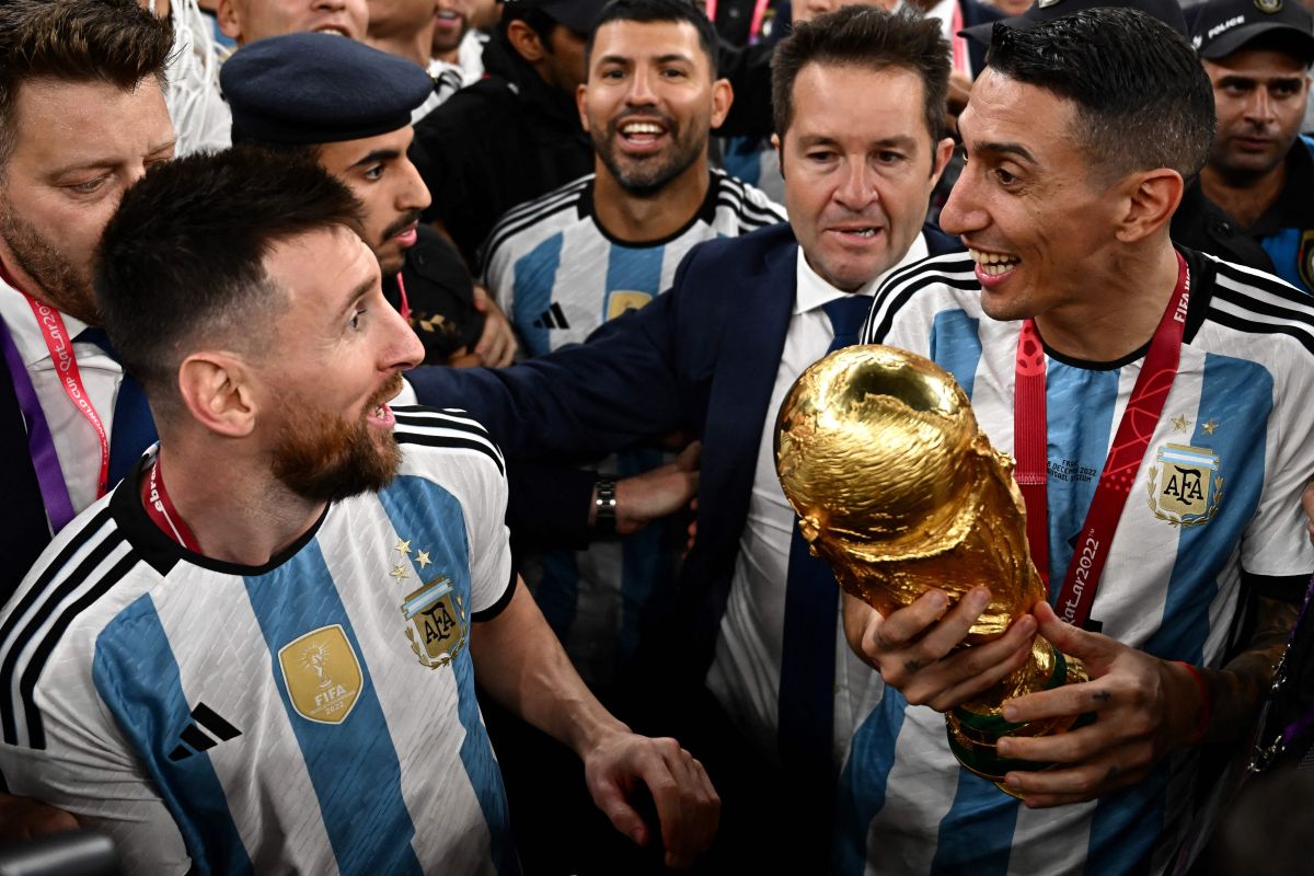 they-reveal-that-the-world-cup-that-messi-lifted-in-the-historic-instagram-photo-was-of-some-fans