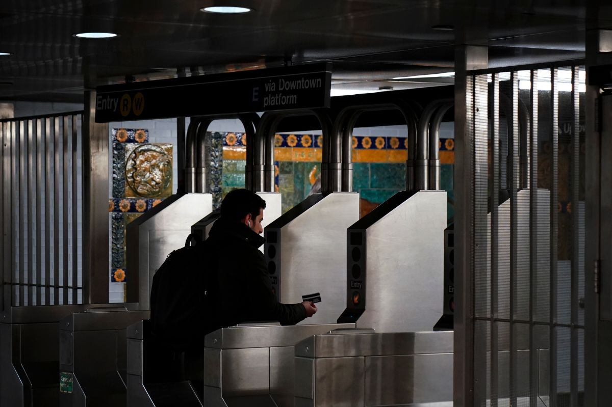 two-stabbed-by-man-who-entered-the-new-york-subway-in-queens-without-paying